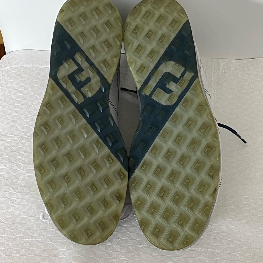 Mens size 11 Highy Quality VERSALUXE FOOT JOY spineless golf shoe all leather. - Picture 5 of 7